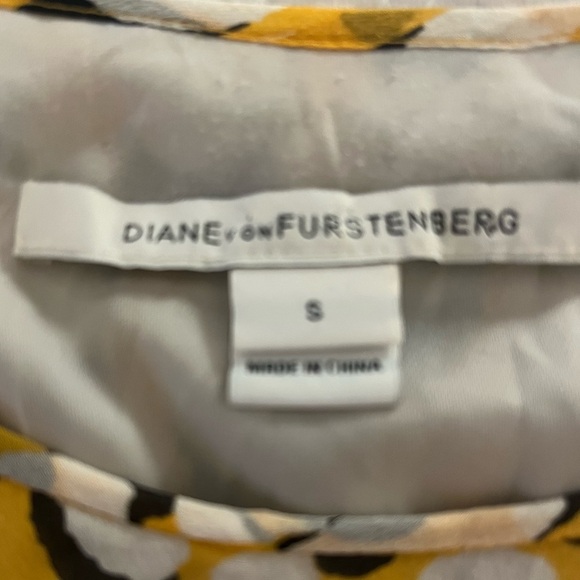 Diane Von Furstenburg Yellow Print Silk Top. Size S - Picture 3 of 7